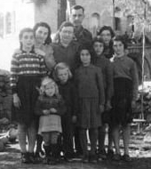 Derek und Lydia Prince mit acht Töchtern in Ramallah, 1946