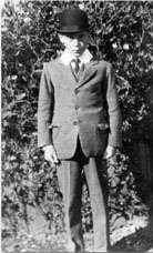 Derek Prince beim Eintritt in die Boarding School, 1924